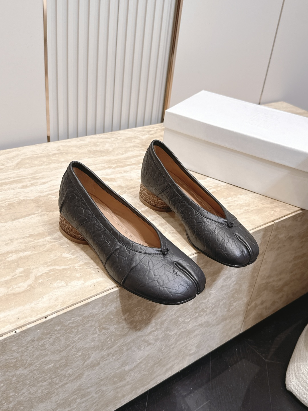 Maison Margiela MM6 马吉拉新款分趾芭蕾中跟单鞋设计上完美踩中了先锋美学的审美点，标志