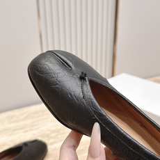 Maison Margiela MM6 马吉拉新款分趾芭蕾中跟单鞋设计上完美踩中了先锋美学的审美点,标志 Maison Margiela MM6 马吉拉新款分趾芭蕾中跟单鞋设计上完美踩中了先锋美学的审美点,标志