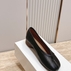 Maison Margiela MM6 马吉拉新款分趾芭蕾中跟单鞋设计上完美踩中了先锋美学的审美点,标志 Maison Margiela MM6 马吉拉新款分趾芭蕾中跟单鞋设计上完美踩中了先锋美学的审美点,标志