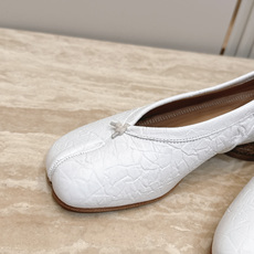 Maison Margiela MM6 马吉拉新款分趾芭蕾中跟单鞋设计上完美踩中了先锋美学的审美点,标志 Maison Margiela MM6 马吉拉新款分趾芭蕾中跟单鞋设计上完美踩中了先锋美学的审美点,标志