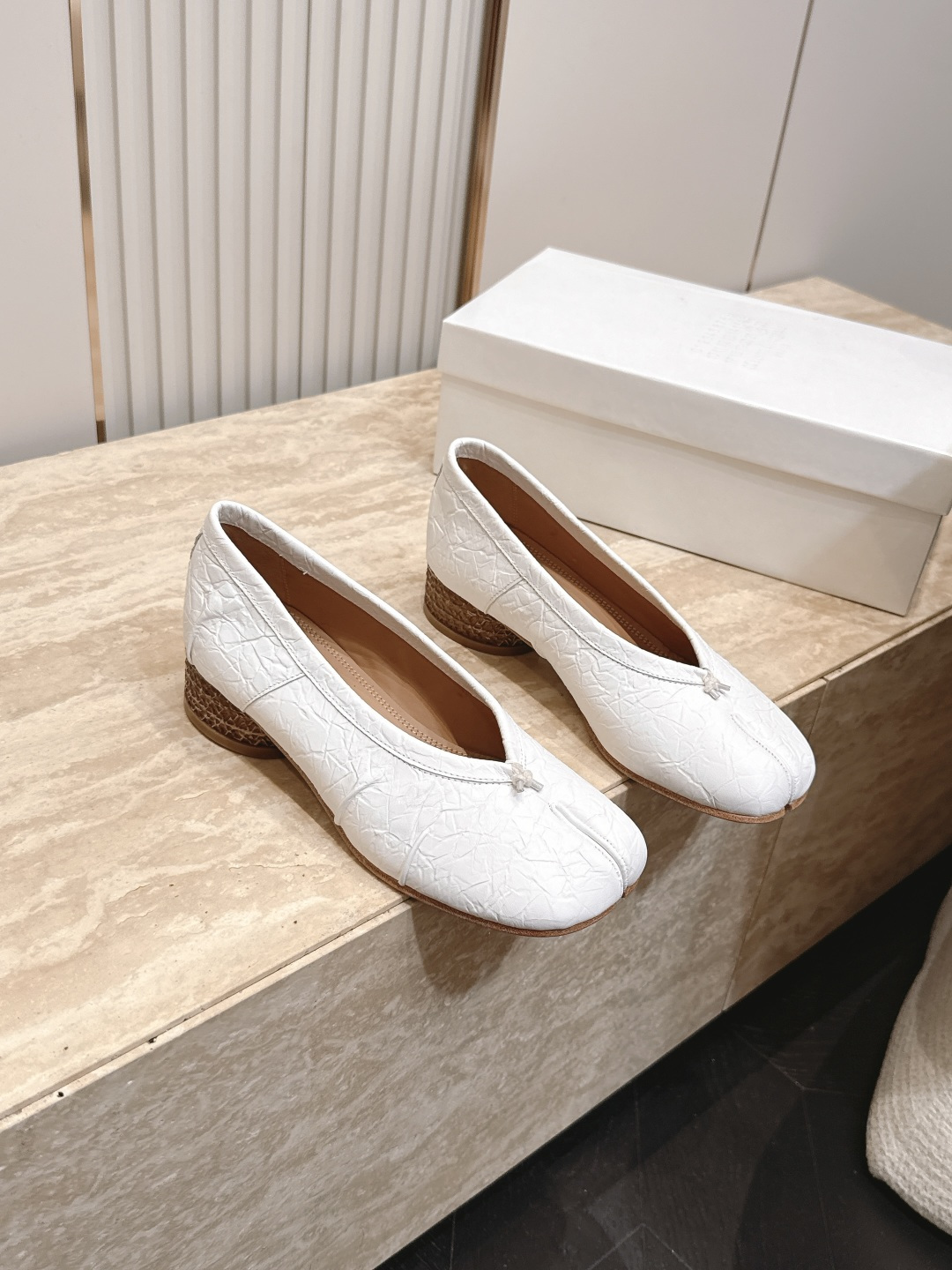 Maison Margiela MM6 马吉拉新款分趾芭蕾中跟单鞋设计上完美踩中了先锋美学的审美点，标志