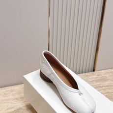Maison Margiela MM6 马吉拉新款分趾芭蕾中跟单鞋设计上完美踩中了先锋美学的审美点,标志 Maison Margiela MM6 马吉拉新款分趾芭蕾中跟单鞋设计上完美踩中了先锋美学的审美点,标志