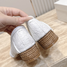 Maison Margiela MM6 马吉拉新款分趾芭蕾中跟单鞋设计上完美踩中了先锋美学的审美点,标志 Maison Margiela MM6 马吉拉新款分趾芭蕾中跟单鞋设计上完美踩中了先锋美学的审美点,标志