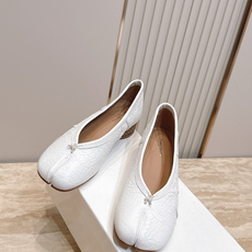 Maison Margiela MM6 马吉拉新款分趾芭蕾中跟单鞋设计上完美踩中了先锋美学的审美点,标志 Maison Margiela MM6 马吉拉新款分趾芭蕾中跟单鞋设计上完美踩中了先锋美学的审美点,标志