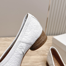 Maison Margiela MM6 马吉拉新款分趾芭蕾中跟单鞋设计上完美踩中了先锋美学的审美点,标志 Maison Margiela MM6 马吉拉新款分趾芭蕾中跟单鞋设计上完美踩中了先锋美学的审美点,标志