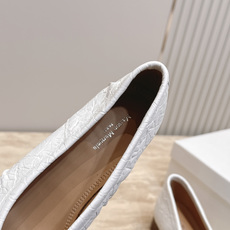Maison Margiela MM6 马吉拉新款分趾芭蕾中跟单鞋设计上完美踩中了先锋美学的审美点,标志 Maison Margiela MM6 马吉拉新款分趾芭蕾中跟单鞋设计上完美踩中了先锋美学的审美点,标志