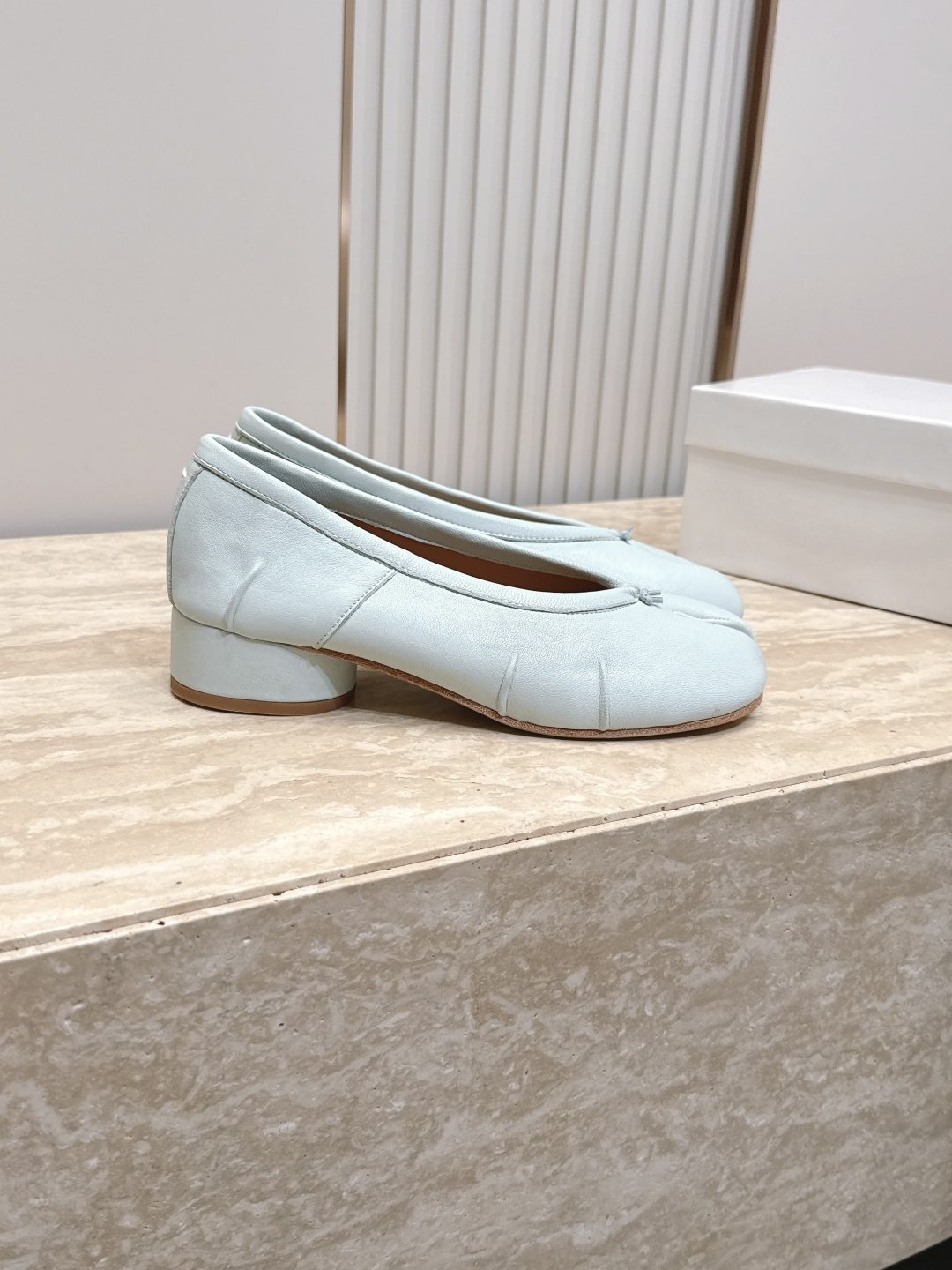 Maison Margiela MM6 马吉拉新款分趾芭蕾中跟单鞋设计上完美踩中了先锋美学的审美点，标志