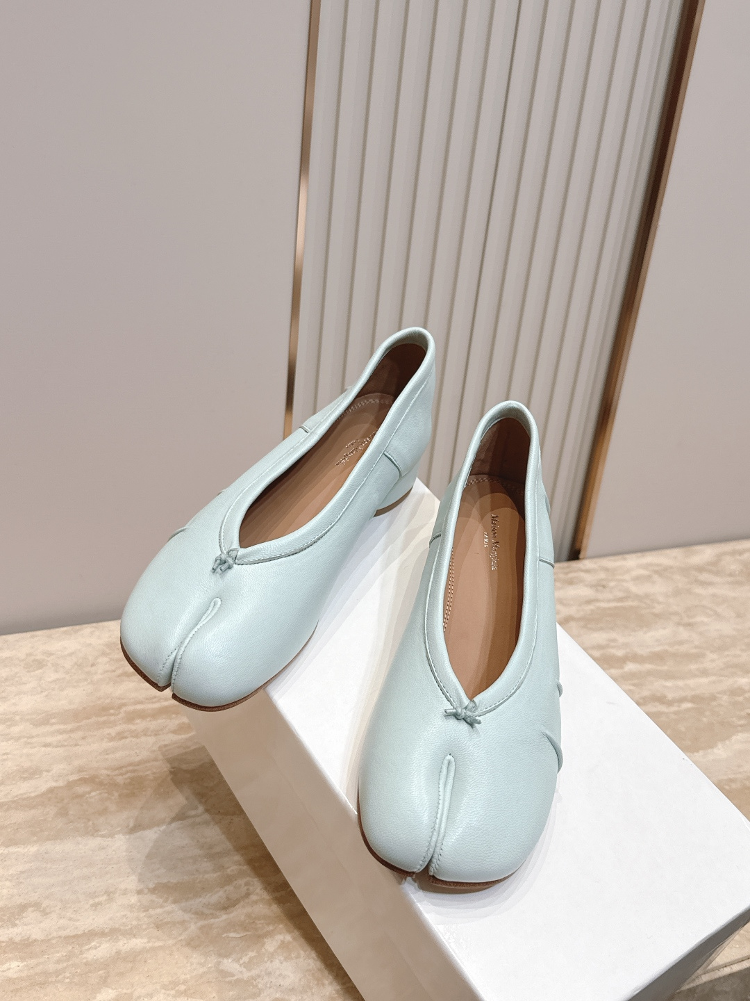 Maison Margiela MM6 马吉拉新款分趾芭蕾中跟单鞋设计上完美踩中了先锋美学的审美点，标志