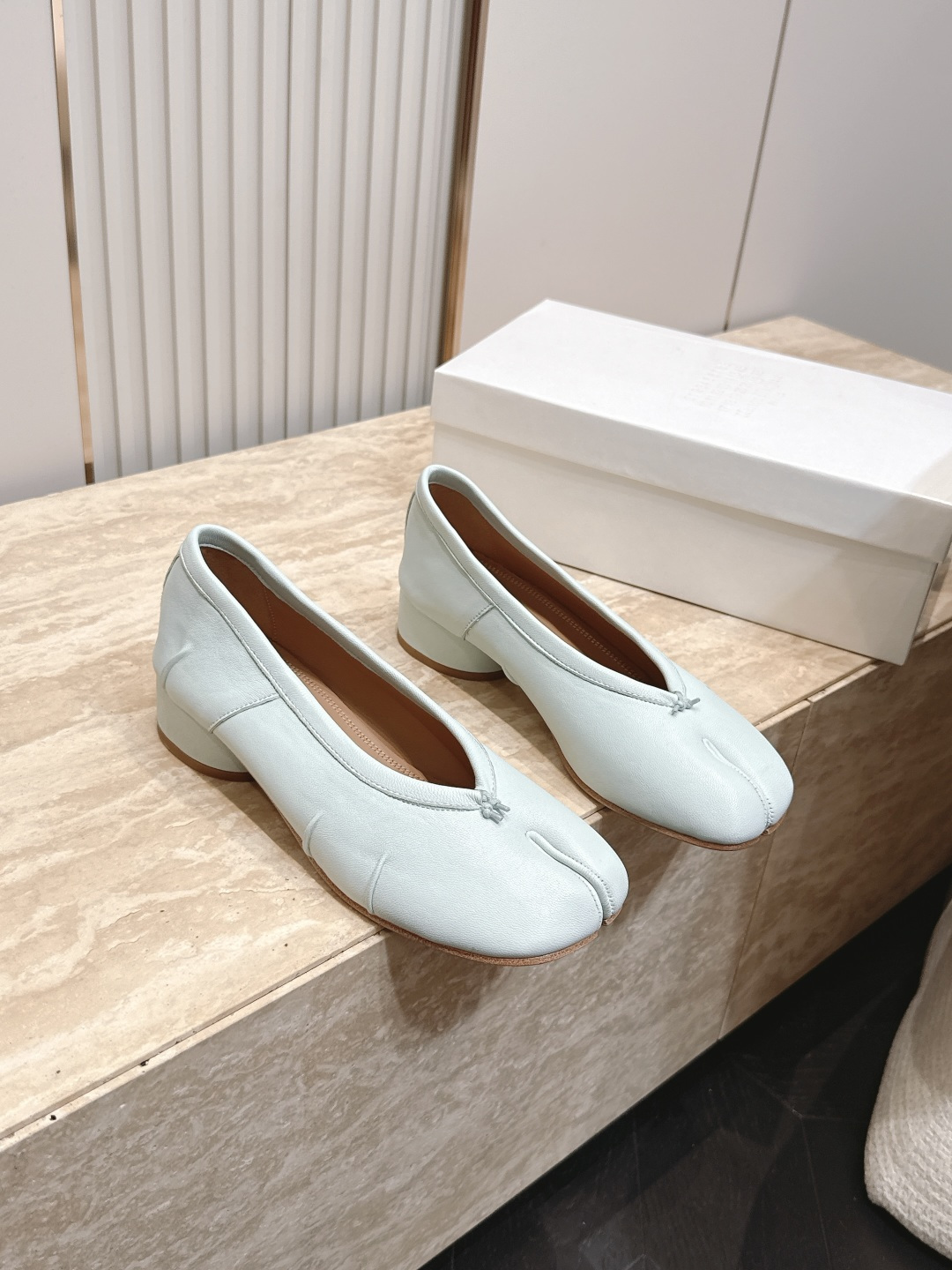 Maison Margiela MM6 马吉拉新款分趾芭蕾中跟单鞋设计上完美踩中了先锋美学的审美点，标志
