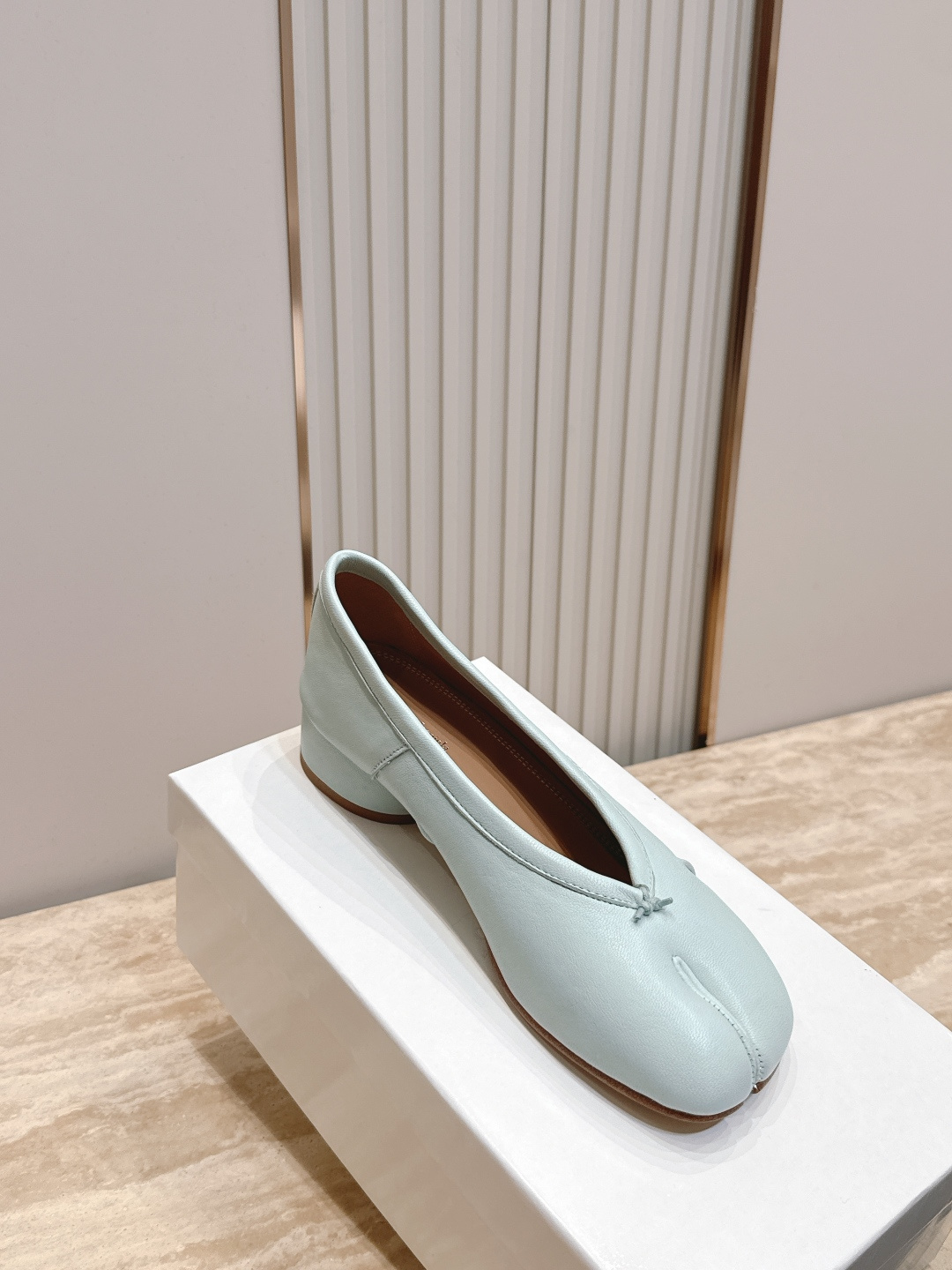 Maison Margiela MM6 马吉拉新款分趾芭蕾中跟单鞋设计上完美踩中了先锋美学的审美点，标志