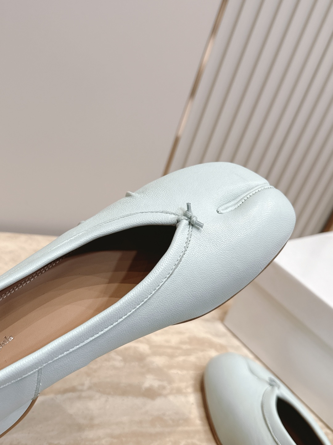 Maison Margiela MM6 马吉拉新款分趾芭蕾中跟单鞋设计上完美踩中了先锋美学的审美点，标志