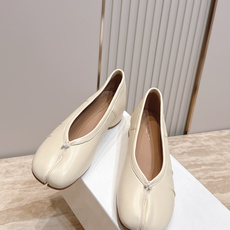 Maison Margiela MM6 马吉拉新款分趾芭蕾中跟单鞋设计上完美踩中了先锋美学的审美点,标志 Maison Margiela MM6 马吉拉新款分趾芭蕾中跟单鞋设计上完美踩中了先锋美学的审美点,标志