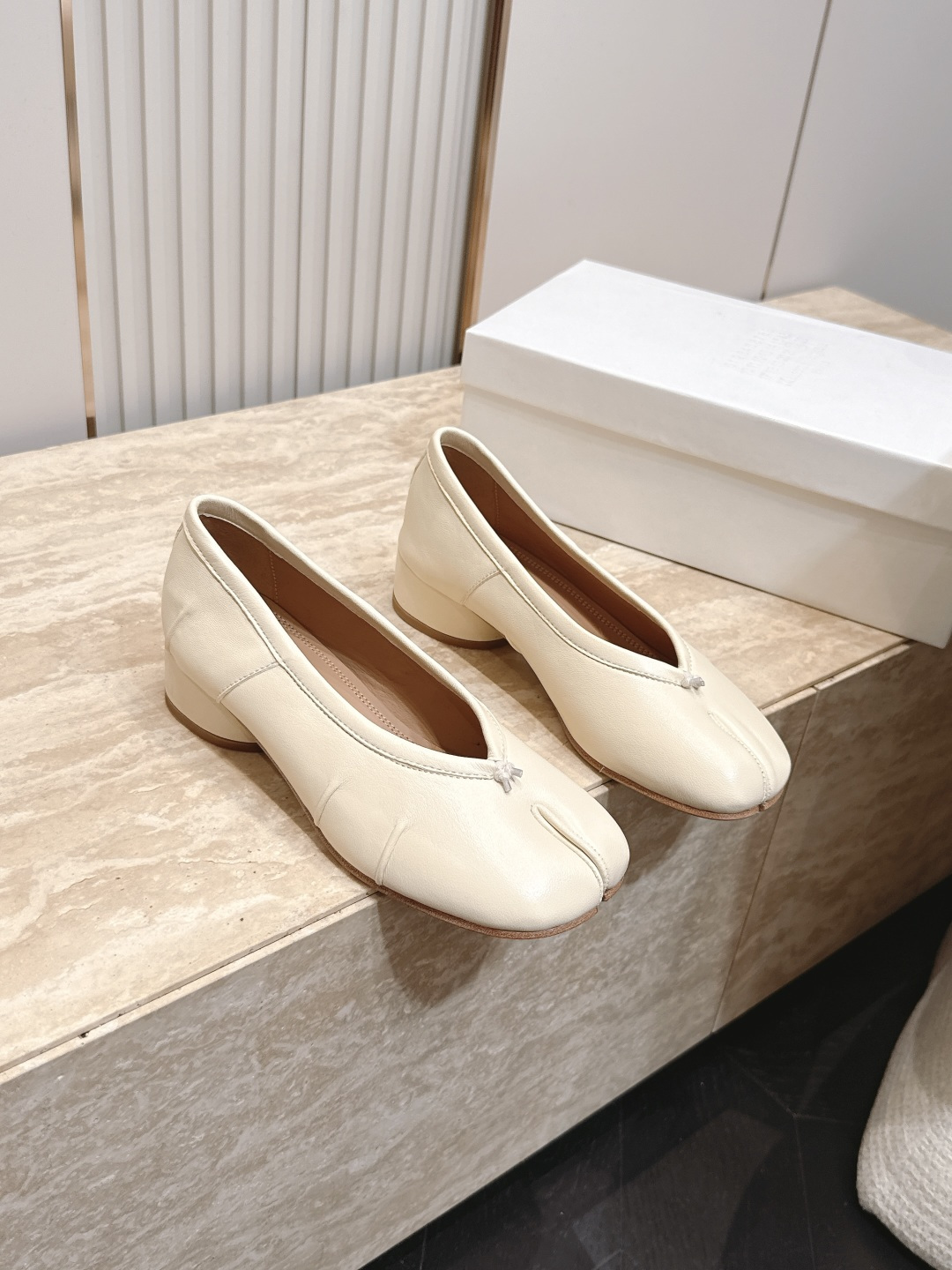 Maison Margiela MM6 马吉拉新款分趾芭蕾中跟单鞋设计上完美踩中了先锋美学的审美点，标志