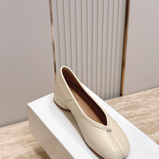 Maison Margiela MM6 马吉拉新款分趾芭蕾中跟单鞋设计上完美踩中了先锋美学的审美点,标志 Maison Margiela MM6 马吉拉新款分趾芭蕾中跟单鞋设计上完美踩中了先锋美学的审美点,标志