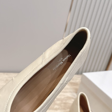 Maison Margiela MM6 马吉拉新款分趾芭蕾中跟单鞋设计上完美踩中了先锋美学的审美点,标志 Maison Margiela MM6 马吉拉新款分趾芭蕾中跟单鞋设计上完美踩中了先锋美学的审美点,标志