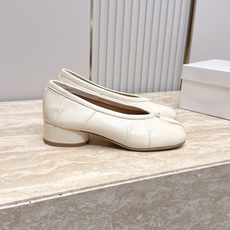 Maison Margiela MM6 马吉拉新款分趾芭蕾中跟单鞋设计上完美踩中了先锋美学的审美点,标志 Maison Margiela MM6 马吉拉新款分趾芭蕾中跟单鞋设计上完美踩中了先锋美学的审美点,标志