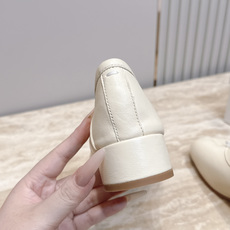 Maison Margiela MM6 马吉拉新款分趾芭蕾中跟单鞋设计上完美踩中了先锋美学的审美点,标志 Maison Margiela MM6 马吉拉新款分趾芭蕾中跟单鞋设计上完美踩中了先锋美学的审美点,标志