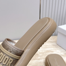 +新色! Dior 迪奥 26春夏新款 IVIETA DWAY 一字拖CD字母logo立体刺绣厚底圆头露 +新色! Dior 迪奥 26春夏新款 IVIETA DWAY 一字拖CD字母logo立体刺绣厚底圆头露