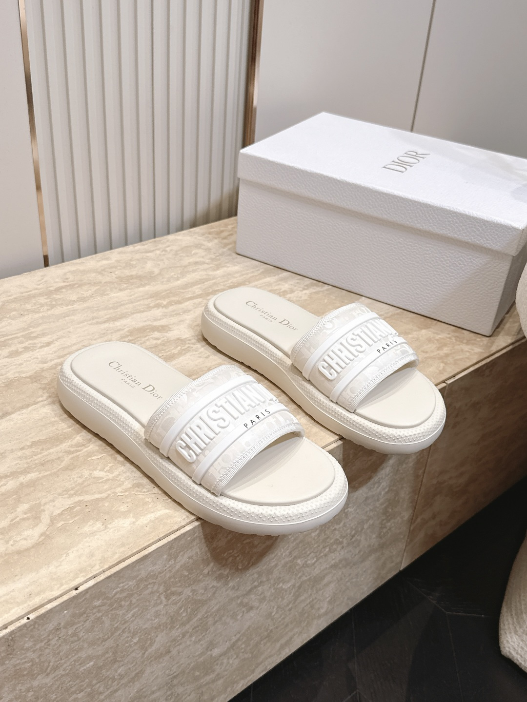 +新色！ Dior 迪奥 26春夏新款 IVIETA DWAY 一字拖CD字母logo立体刺绣厚底圆头露