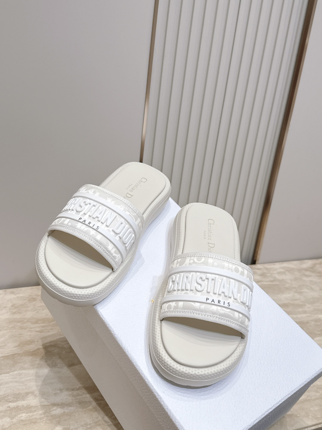 +新色！ Dior 迪奥 26春夏新款 IVIETA DWAY 一字拖CD字母logo立体刺绣厚底圆头露
