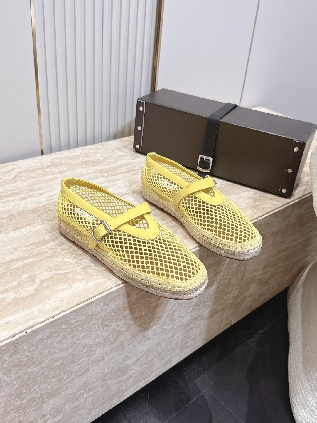 NO:903140,ALAiA Alaya 2026ss summer new product classic fishnet one-word buckle thick-soled fisherman's shoes mesh shoes Hollow mesh weaving has a lazy and relaxed style that exudes a casual and comfortable atmosphere with every step. The flip-toe version has a retro French style. The buckle design takes into account both fit and easy putting on and taking off. The simple shoe shape hides a low-key high-end texture. It goes well with wide-leg pants and skirts.  Unlock the refreshing and effortless atmosphere of summer. Suitable for those who prefer neat individuality and pursuit of taste. Refreshing and eye-catching but with high-end heritage. The upper is made of imported patent leather spliced with the original fishnet surface. The lining/foot pads are imported sheepskin. The outsole is the original ZP molded outsole/hand-stitched Mark thread fisherman shoe combination bottom. Size: 35-41 (40.41 is non-refundable). Comes with original packaging, single shoes, alaia, espadrilles, skirts, sheepskin.19860909ALAiA阿莱亚 2026ss夏季新品经典渔网一字扣带厚底渔夫鞋网面鞋 镂空网面编织慵懒松弛格调 每一步都漾开随性自在气场 夹趾版型自带复古法式风骨 搭扣设计兼顾贴合与穿脱便捷 简约鞋型暗藏低调高级质感 配阔腿裤半身裙都适配出彩 解锁夏日清爽不费力穿搭氛围 适合偏爱利落个性又追求品味的穿搭爱好者 清爽吸睛却自带高级底蕴 鞋面采用进口漆皮拼接原版渔网面 内里/垫脚进口羊皮 大底原版ZP开模大底/手工缝马克线渔夫鞋组合底 码数:35-41（40.41定不退换） 配原版包装,单鞋,alaia,espadrilles,skirts,sheepskin,Women's Shoes