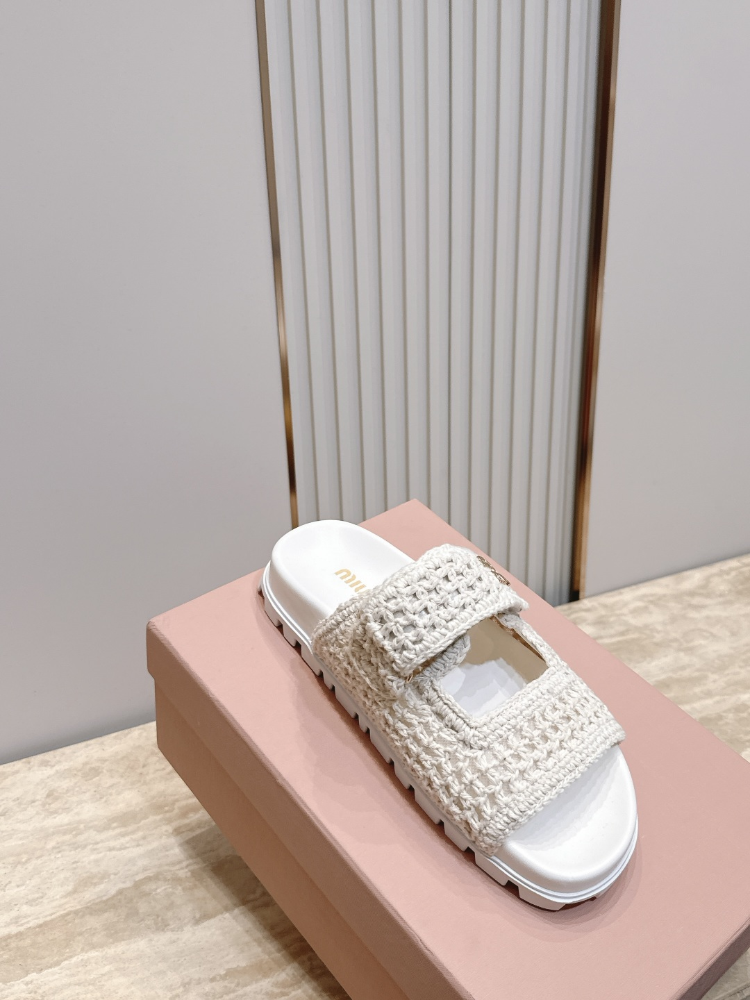 miumiu春夏新款镂空布面凉拖鞋 高级缕空布面 高雅大气 夏季拖鞋也可以那么优雅 整双鞋充满魅力 随意