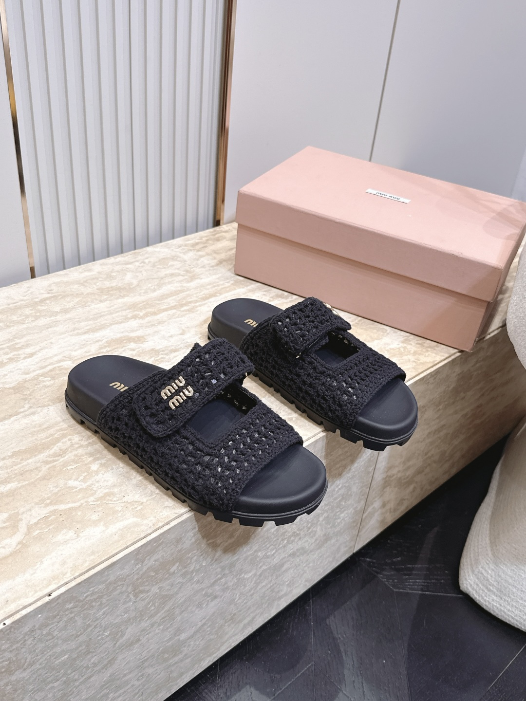 miumiu春夏新款镂空布面凉拖鞋 高级缕空布面 高雅大气 夏季拖鞋也可以那么优雅 整双鞋充满魅力 随意