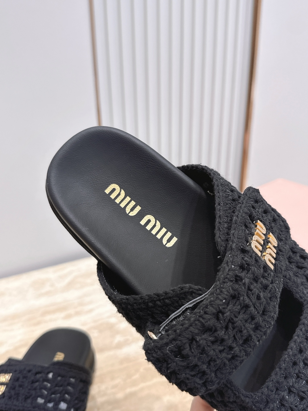 miumiu春夏新款镂空布面凉拖鞋 高级缕空布面 高雅大气 夏季拖鞋也可以那么优雅 整双鞋充满魅力 随意