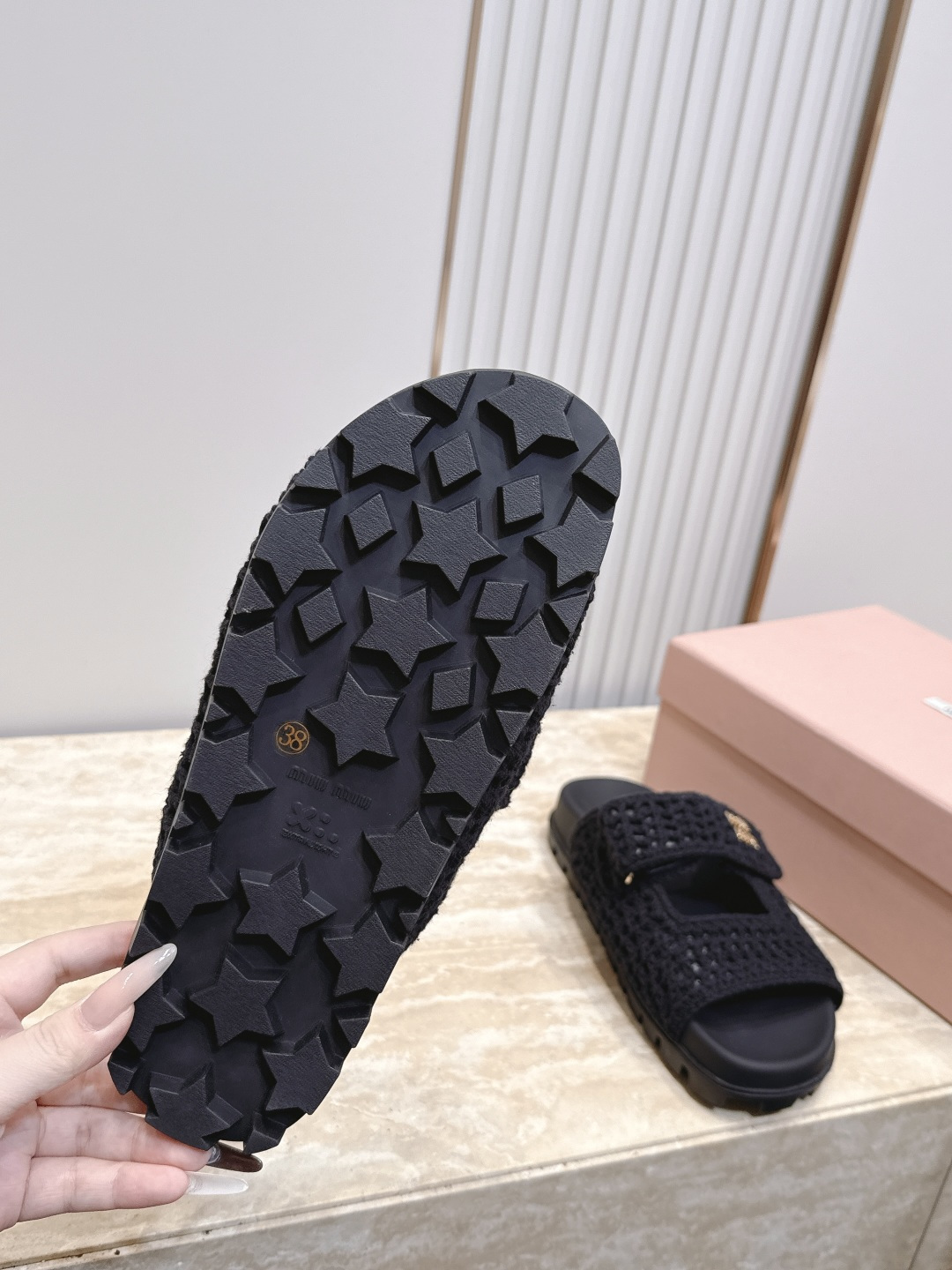 miumiu春夏新款镂空布面凉拖鞋 高级缕空布面 高雅大气 夏季拖鞋也可以那么优雅 整双鞋充满魅力 随意