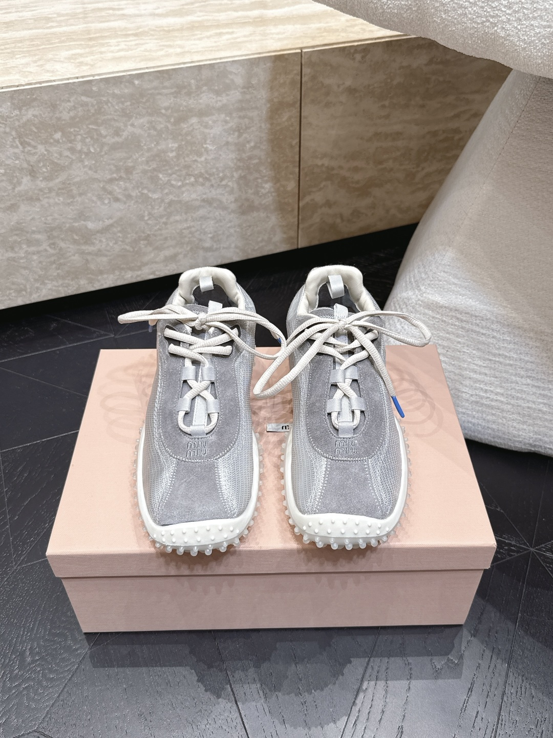 Miu Miu26ss早秋新款德训运动鞋  自带精致甜奢复古氛围感的德训休闲鞋，鞋身线条简约流畅，加宽鞋
