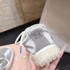 Miu Miu26ss早秋新款德训运动鞋 自带精致甜奢复古氛围感的德训休闲鞋,鞋身线条简约流畅,加宽鞋 Miu Miu26ss早秋新款德训运动鞋 自带精致甜奢复古氛围感的德训休闲鞋,鞋身线条简约流畅,加宽鞋