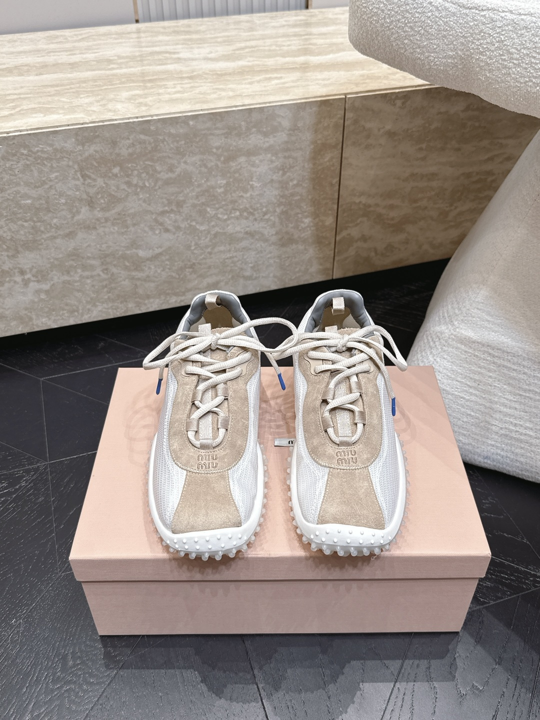 Miu Miu26ss早秋新款德训运动鞋  自带精致甜奢复古氛围感的德训休闲鞋，鞋身线条简约流畅，加宽鞋