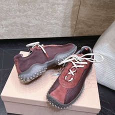 Miu Miu26ss早秋新款德训运动鞋 自带精致甜奢复古氛围感的德训休闲鞋,鞋身线条简约流畅,加宽鞋 Miu Miu26ss早秋新款德训运动鞋 自带精致甜奢复古氛围感的德训休闲鞋,鞋身线条简约流畅,加宽鞋