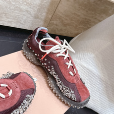钻面 Miu Miu26ss夏季新款水钻亮片德训运动鞋自带精致甜奢复古氛围感的水钻亮片德训休闲鞋,侧边 钻面 Miu Miu26ss夏季新款水钻亮片德训运动鞋自带精致甜奢复古氛围感的水钻亮片德训休闲鞋,侧边