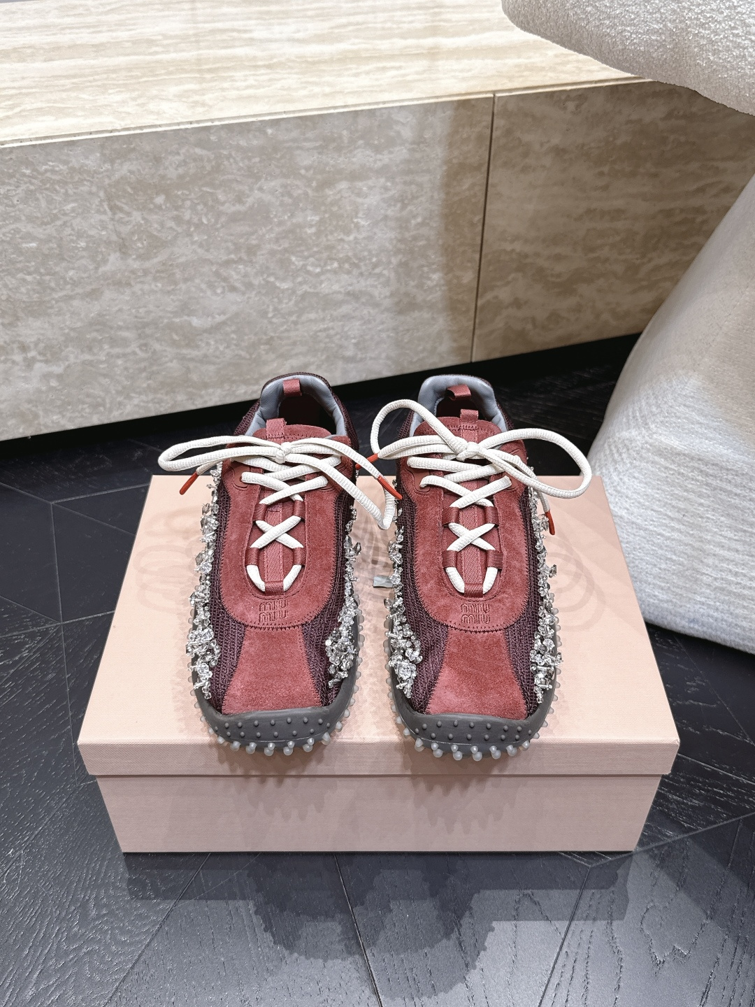 钻面  Miu Miu26ss夏季新款水钻亮片德训运动鞋自带精致甜奢复古氛围感的水钻亮片德训休闲鞋，侧边