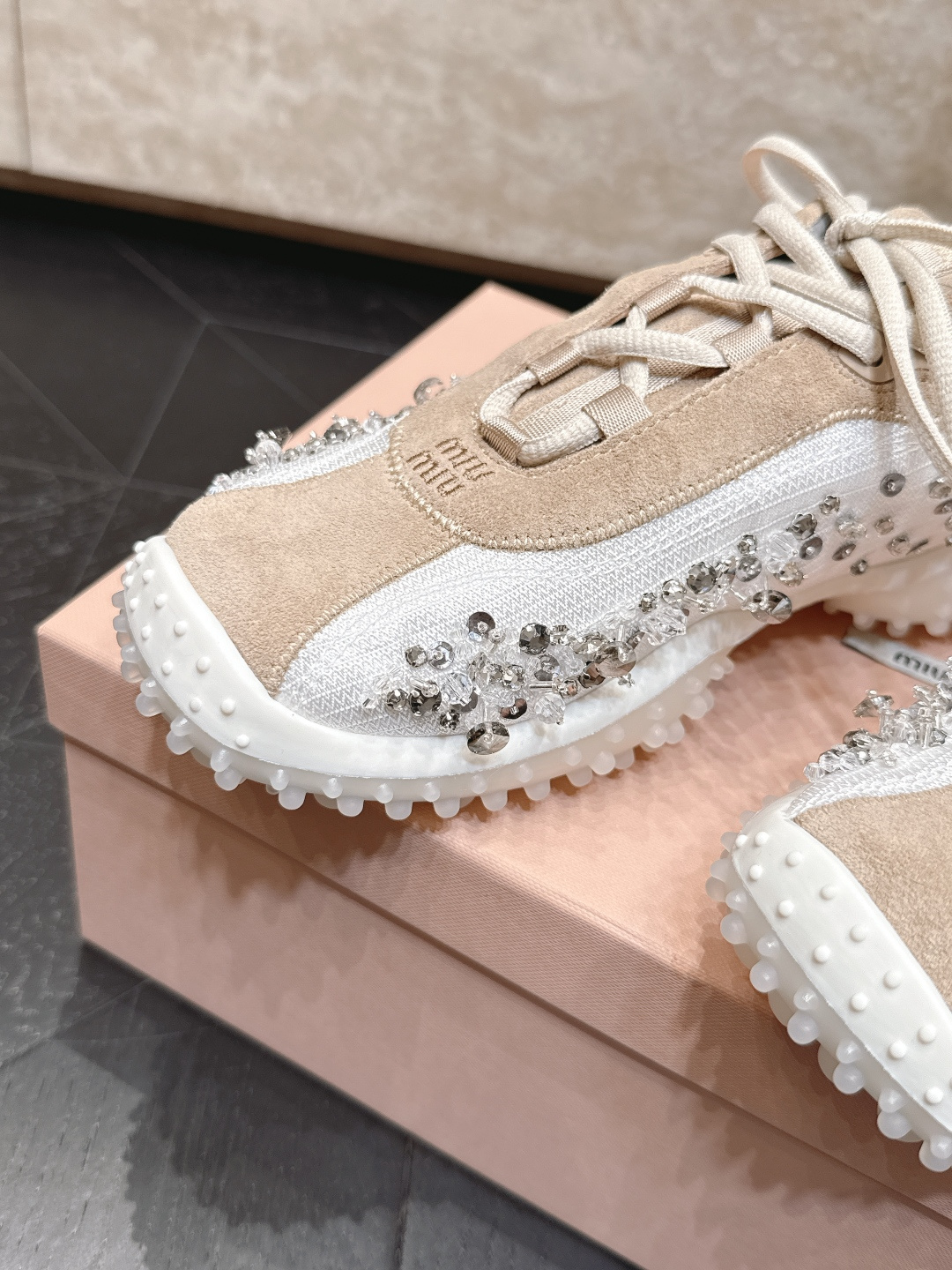 钻面  Miu Miu26ss夏季新款水钻亮片德训运动鞋自带精致甜奢复古氛围感的水钻亮片德训休闲鞋，侧边