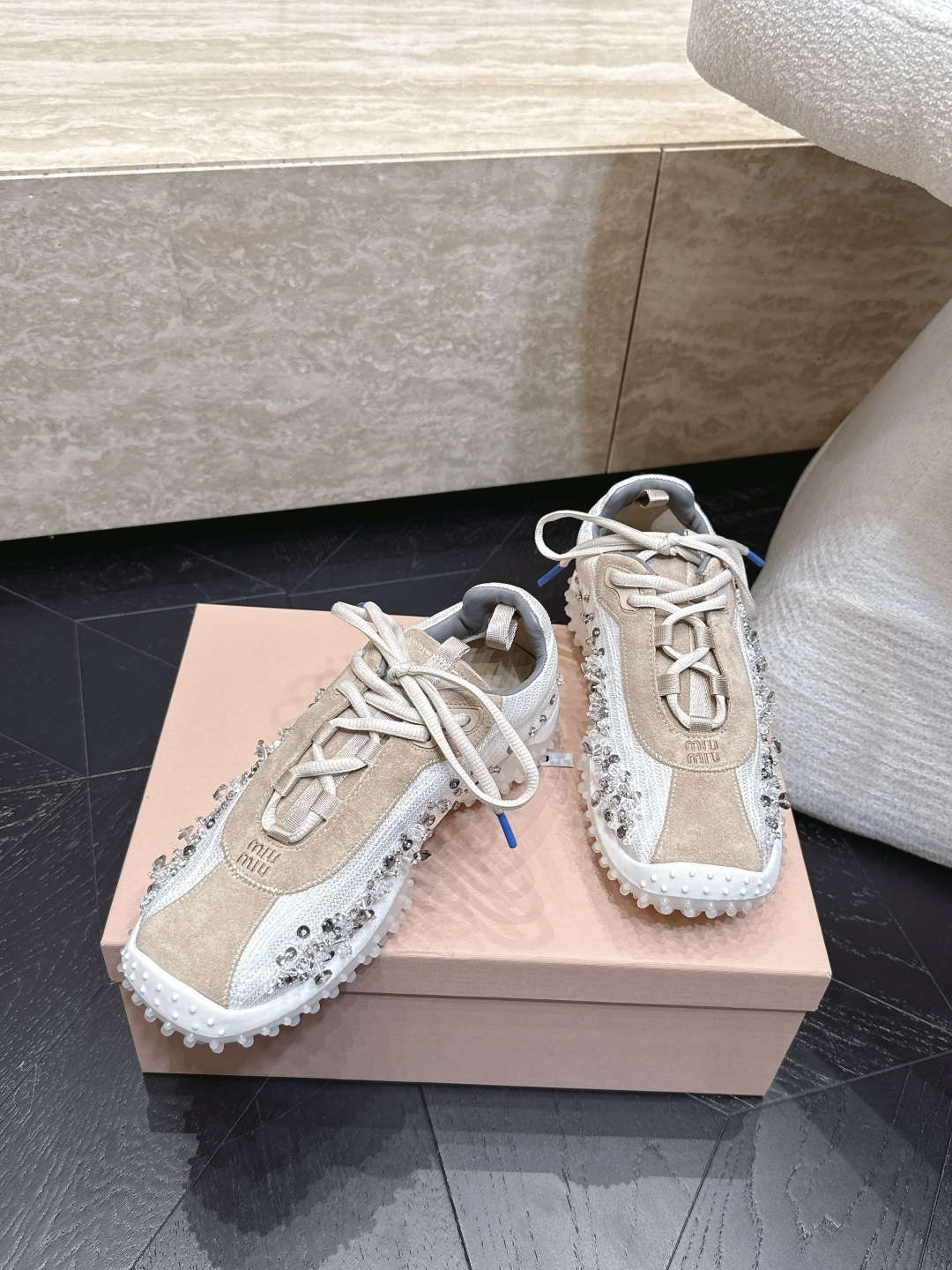 钻面  Miu Miu26ss夏季新款水钻亮片德训运动鞋自带精致甜奢复古氛围感的水钻亮片德训休闲鞋，侧边