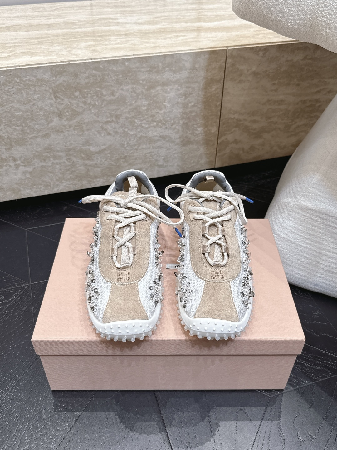 钻面  Miu Miu26ss夏季新款水钻亮片德训运动鞋自带精致甜奢复古氛围感的水钻亮片德训休闲鞋，侧边