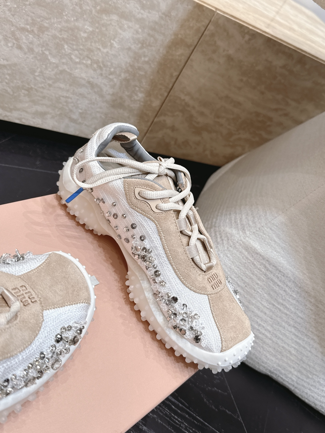 钻面  Miu Miu26ss夏季新款水钻亮片德训运动鞋自带精致甜奢复古氛围感的水钻亮片德训休闲鞋，侧边