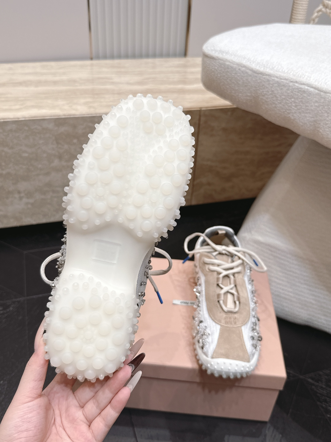 钻面  Miu Miu26ss夏季新款水钻亮片德训运动鞋自带精致甜奢复古氛围感的水钻亮片德训休闲鞋，侧边