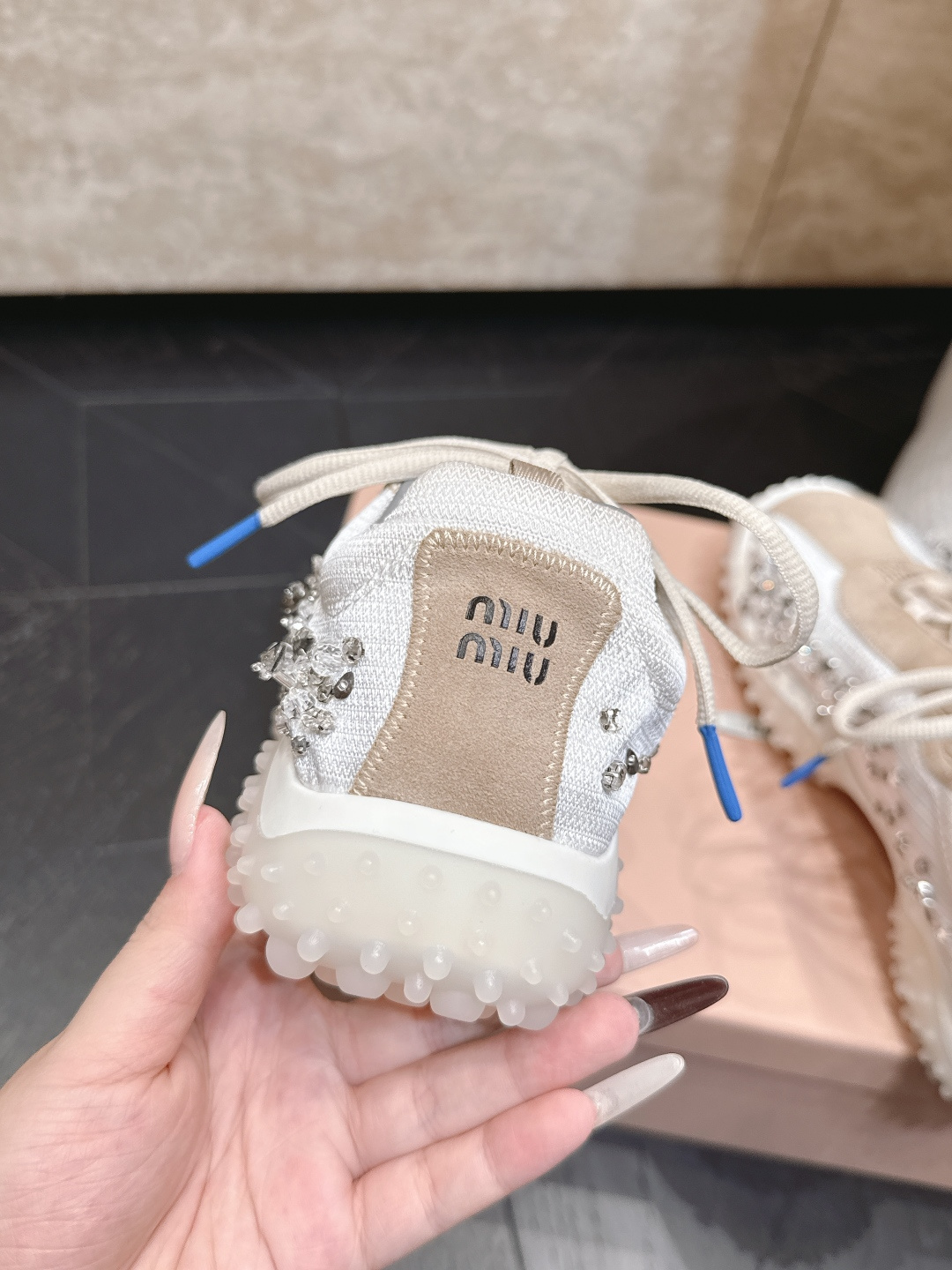 钻面  Miu Miu26ss夏季新款水钻亮片德训运动鞋自带精致甜奢复古氛围感的水钻亮片德训休闲鞋，侧边