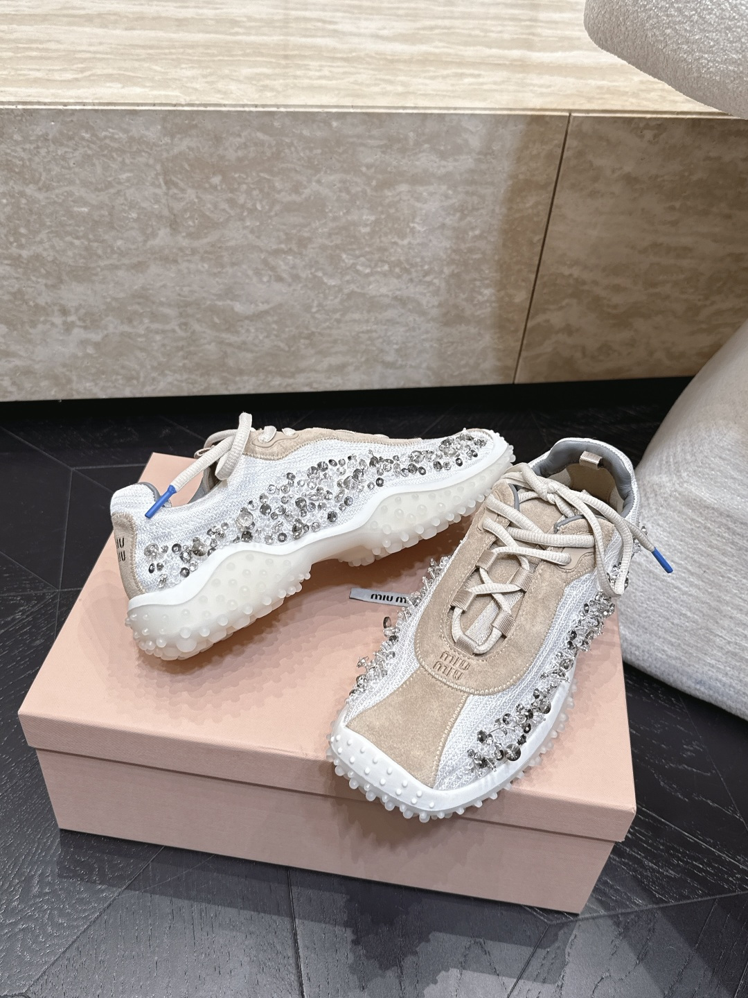 钻面  Miu Miu26ss夏季新款水钻亮片德训运动鞋自带精致甜奢复古氛围感的水钻亮片德训休闲鞋，侧边