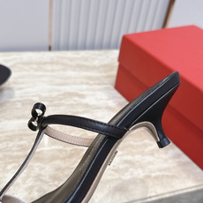 Ferragamo 菲拉格慕 26 小猫跟凉拖 原版私家开模跟型 带有 F logo 字样时尚的品牌LOGO持加,具有超 Ferragamo 菲拉格慕 26 小猫跟凉拖 原版私家开模跟型 带有 F logo 字样时尚的品牌LOGO持加,具有超