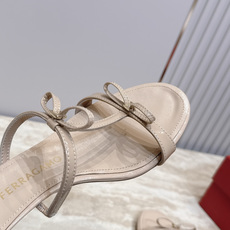 Ferragamo 菲拉格慕 26 小猫跟凉拖 原版私家开模跟型 带有 F logo 字样时尚的品牌LOGO持加,具有超 Ferragamo 菲拉格慕 26 小猫跟凉拖 原版私家开模跟型 带有 F logo 字样时尚的品牌LOGO持加,具有超