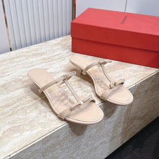 Ferragamo 菲拉格慕 26 小猫跟凉拖 原版私家开模跟型 带有 F logo 字样时尚的品牌LOGO持加,具有超 Ferragamo 菲拉格慕 26 小猫跟凉拖 原版私家开模跟型 带有 F logo 字样时尚的品牌LOGO持加,具有超