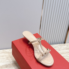 Ferragamo 菲拉格慕 26 小猫跟凉拖 原版私家开模跟型 带有 F logo 字样时尚的品牌LOGO持加,具有超 Ferragamo 菲拉格慕 26 小猫跟凉拖 原版私家开模跟型 带有 F logo 字样时尚的品牌LOGO持加,具有超