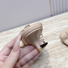 Ferragamo 菲拉格慕 26 小猫跟凉拖 原版私家开模跟型 带有 F logo 字样时尚的品牌LOGO持加,具有超 Ferragamo 菲拉格慕 26 小猫跟凉拖 原版私家开模跟型 带有 F logo 字样时尚的品牌LOGO持加,具有超