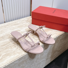 Ferragamo 菲拉格慕 26 小猫跟凉拖 原版私家开模跟型 带有 F logo 字样时尚的品牌LOGO持加,具有超 Ferragamo 菲拉格慕 26 小猫跟凉拖 原版私家开模跟型 带有 F logo 字样时尚的品牌LOGO持加,具有超