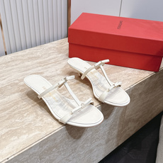 Ferragamo 菲拉格慕 26 小猫跟凉拖 原版私家开模跟型 带有 F logo 字样时尚的品牌LOGO持加,具有超 Ferragamo 菲拉格慕 26 小猫跟凉拖 原版私家开模跟型 带有 F logo 字样时尚的品牌LOGO持加,具有超