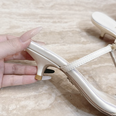 Ferragamo 菲拉格慕 26 小猫跟凉拖 原版私家开模跟型 带有 F logo 字样时尚的品牌LOGO持加,具有超 Ferragamo 菲拉格慕 26 小猫跟凉拖 原版私家开模跟型 带有 F logo 字样时尚的品牌LOGO持加,具有超
